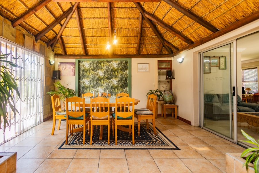 6 Bedroom Property for Sale in Uitzicht Western Cape